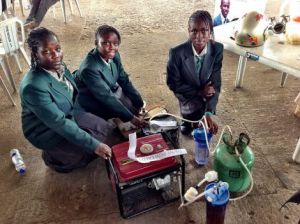 Ragazze africane realizzano un generatore in grado di produrre 6 ore di elettricità con 1 litro di urina  018511-470-generatore_a_urina